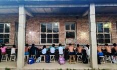 九游体育:铁皮房、土操场，这里有一座“筑梦”摔跤馆